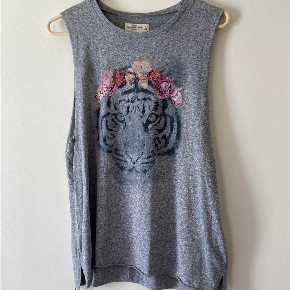 Abercrombie & Fitch Gray Sleeveless Muscle Tee with Graphic Design Size M